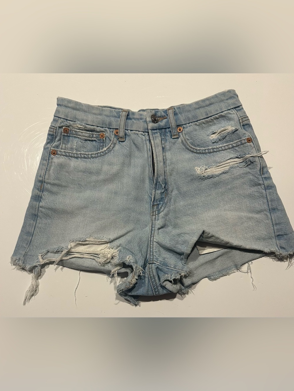 American Eagle Women’s Sz 2 Curvy 90s Distressed Ripped Denim Shorts Light Wash